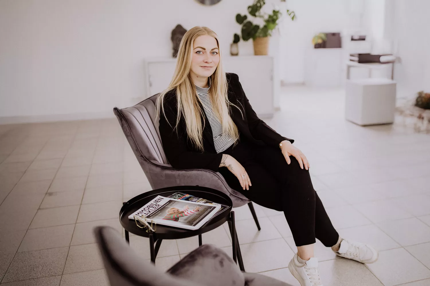 Julia von Repp Immobilien sitzt in ihrem Büro in Halle